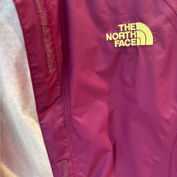The North Face Jacket Purple Lightweight Hood Size Medium Womens EUC Fall Rain - Picture 4 of 9